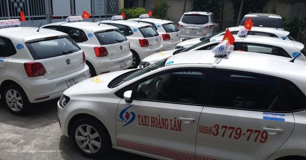 Sẵn sàng phục vụ bất cứ khi nào, bạn chỉ cần gọi điện thoại và taxi Hoàng Lâm sẽ xuất hiện ngay tức khắc để đưa đón